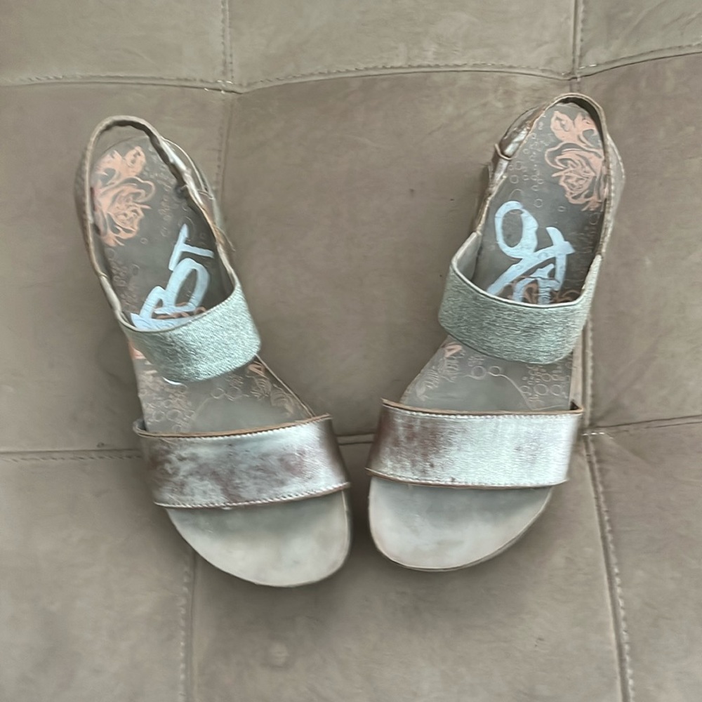 Cute and comfort gold OTBT wedge sandals. Never worn.